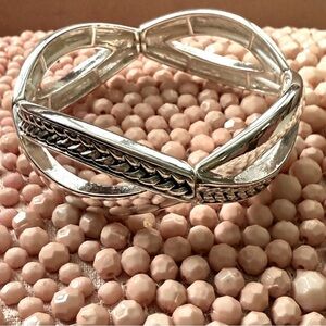 Pretty silver tone twist bracelet.💗